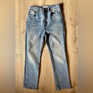 Zara High Rise Straight Leg Jeans Women 
Size 6 Light Wash